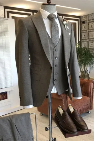 Coffee Peaked Lapel Three Pieces Suits For Business Froomsmen suits