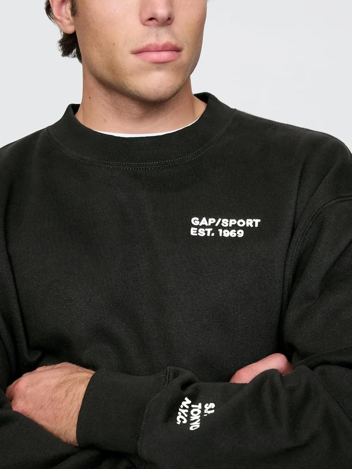 GAP Men's Mini Logo Crewneck Sweatshirt