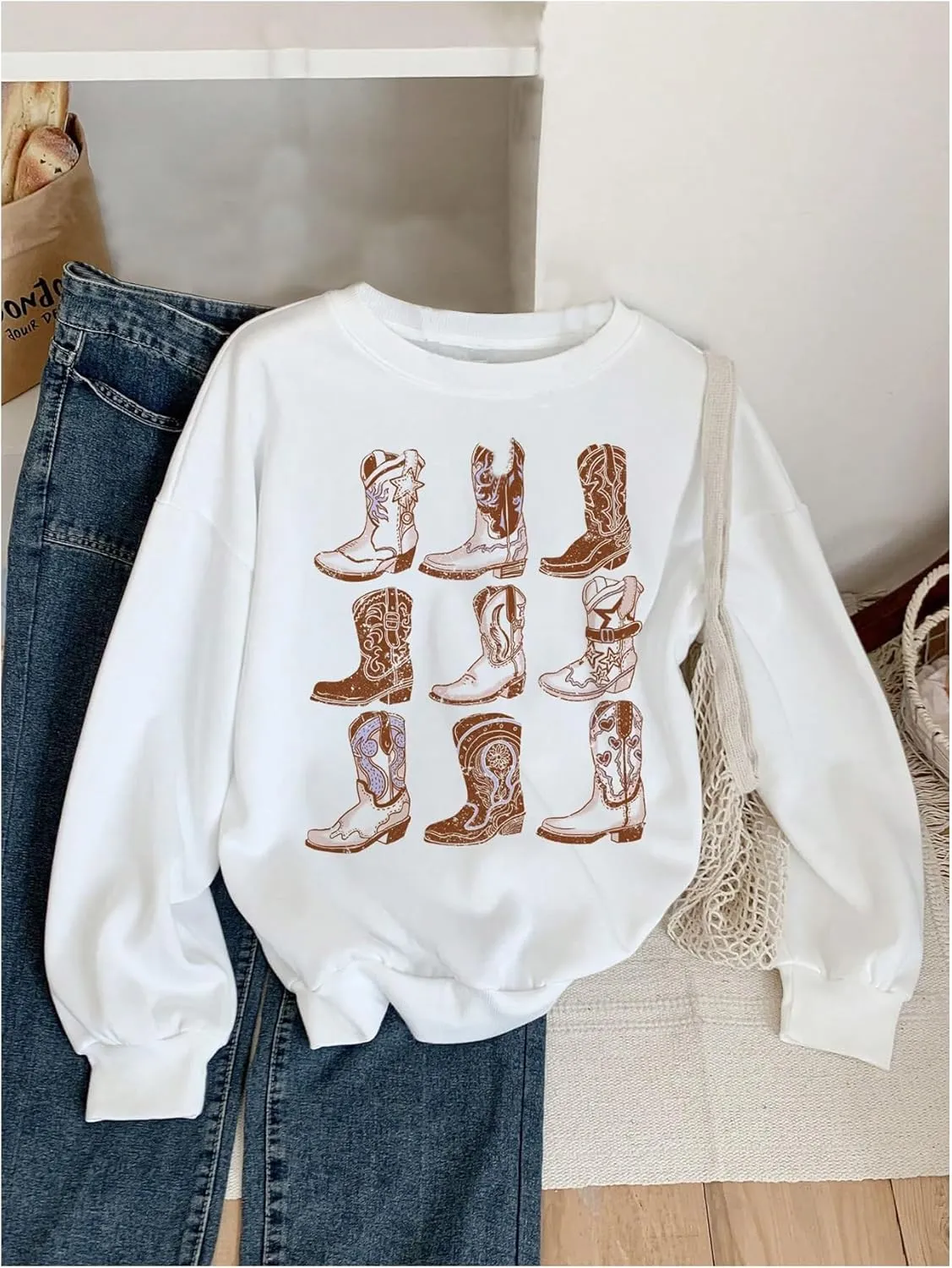 GORGLITTER Women's Shark Graphic Crewneck Sweatshirts Casual Long Sleeve Loose Oversized Pullover Sweatshirt