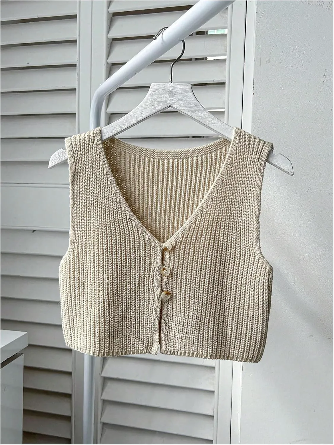 SweatyRocks Women's Button Front Sweater Vest Split V Neck Sleeveless Crop Knit Tops